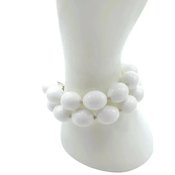Trifari Double Stranded White Lucite Bead Bracelet Gold Tone Closure Vintage - Picture 2 of 6